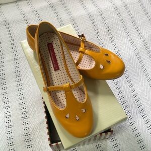 B.A.I.T. Yellow Everline size 8 flats